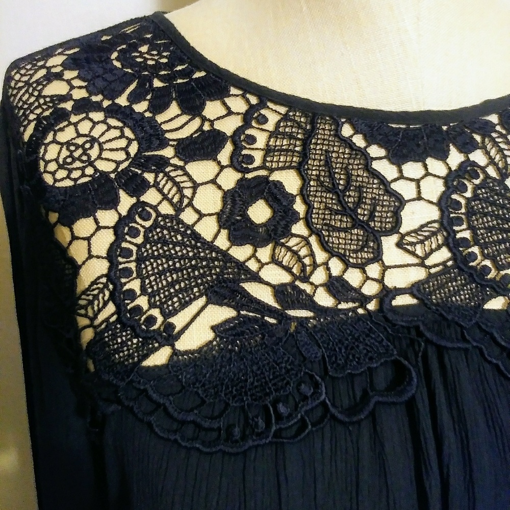 Abercrombie & Fitch dark blue lace detailed top